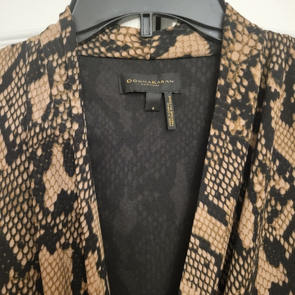 Snake skin print sleeveless blouse - Picture 3 of 4